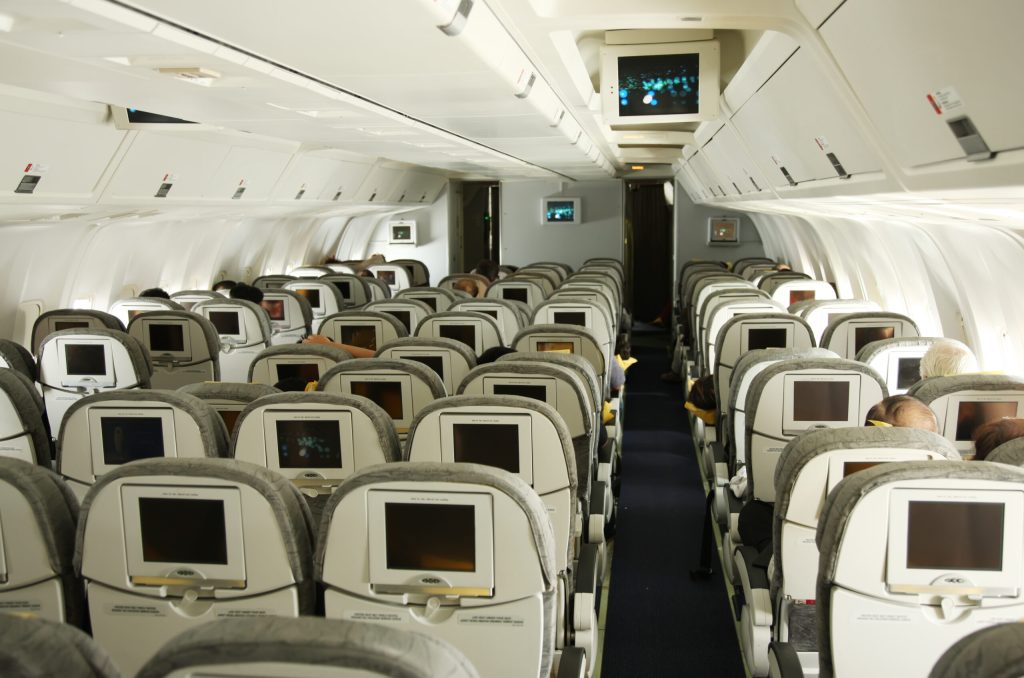 Pasagerii din avioane isi risca viata transportand bagaje si filmand in situatii de urgenta