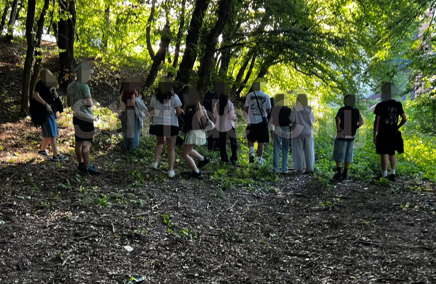 Politia efectueaza o ancheta dupa imaginile difuzate de Stiri de Cluj in care apare o bataie intre doua adolescente din Floresti in fata zeci de copii Radeau sau filmau