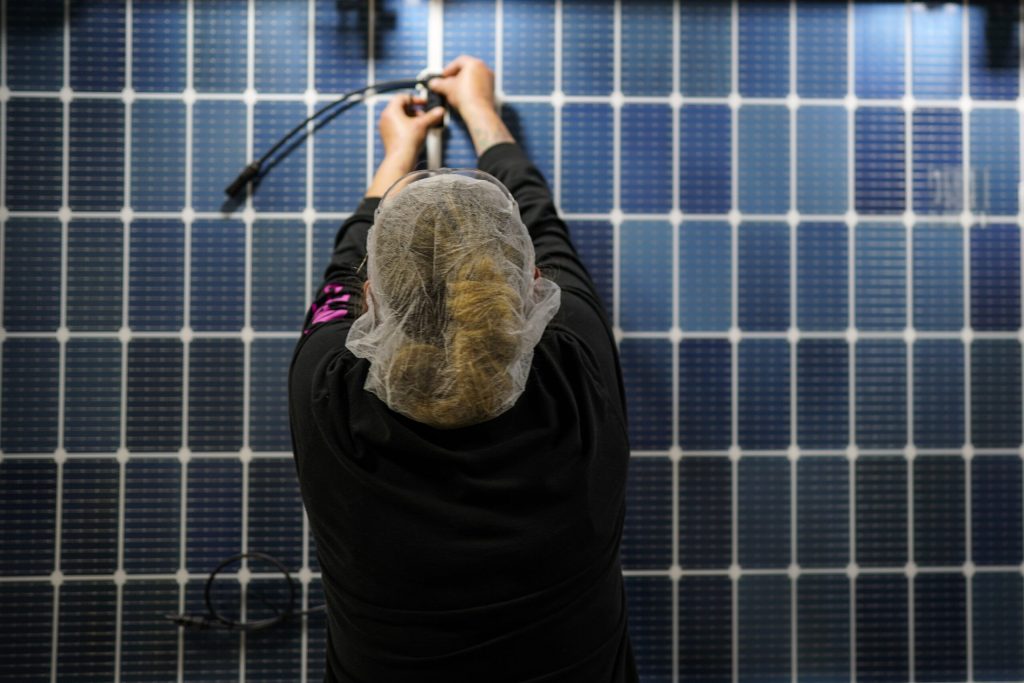 Premiera in SUA energia solara a intrecut carbunele in ciuda sprijinului acordat de Trump industriei miniere