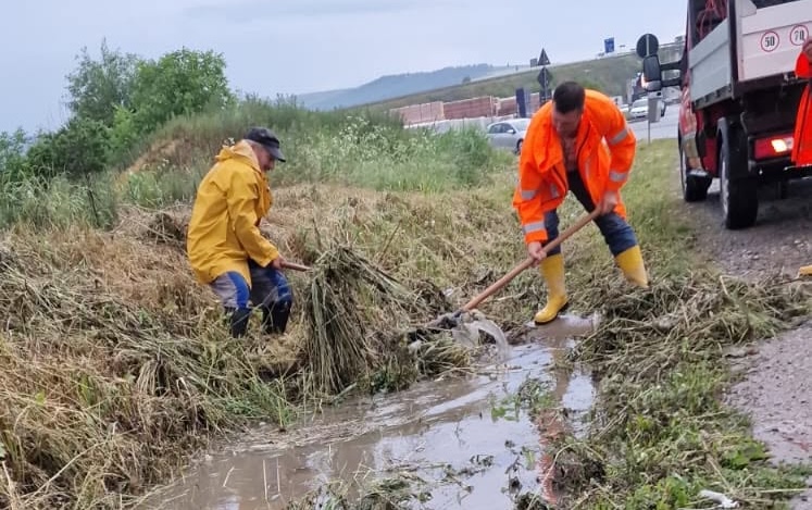Primăria unei comune din Cluj ia măsuri după furtună: Intervenții de urgență în diverse zone, un echipaj a patrulat non-stop pentru a preveni dezastrul. 2 Primaria unei comune din Cluj ia masuri dupa furtuna Interventii de urgenta in diverse zone un echipaj a patrulat non stop pentru a preveni dezastrul