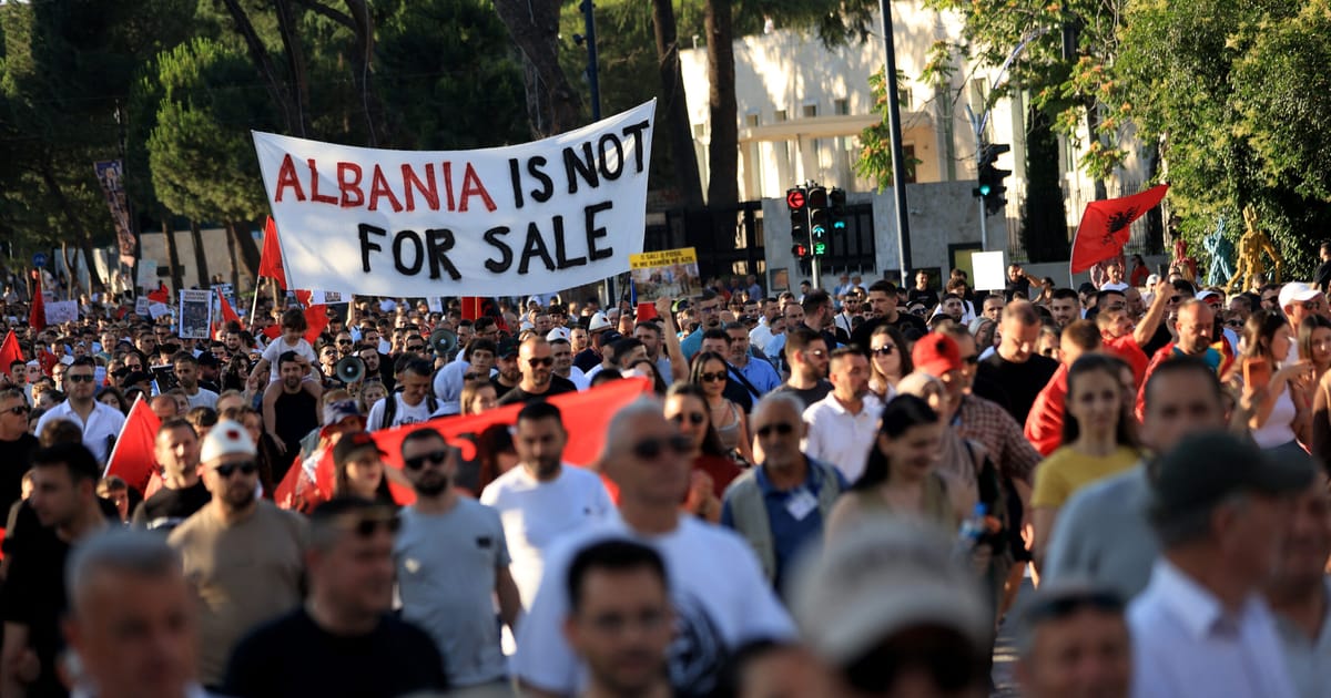 Rama din Albania atacă protestatarii „flamingo”, numindu-i neștiutori. 2 Rama din Albania ataca protestatarii flamingo numindu i neStiutori