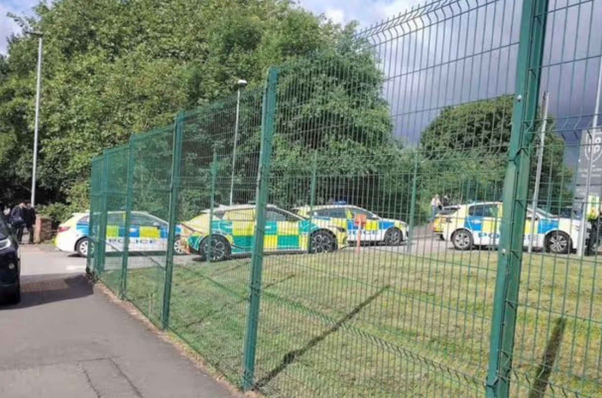 Trei persoane rănite într-un atac cu cuțitul la o școală din Manchester. O elevă de 14 ani a fost arestată. 2 Trei persoane ranite dintr un atac cu cutitul la o scoala din Manchester O elev de 14 ani a fost arestata