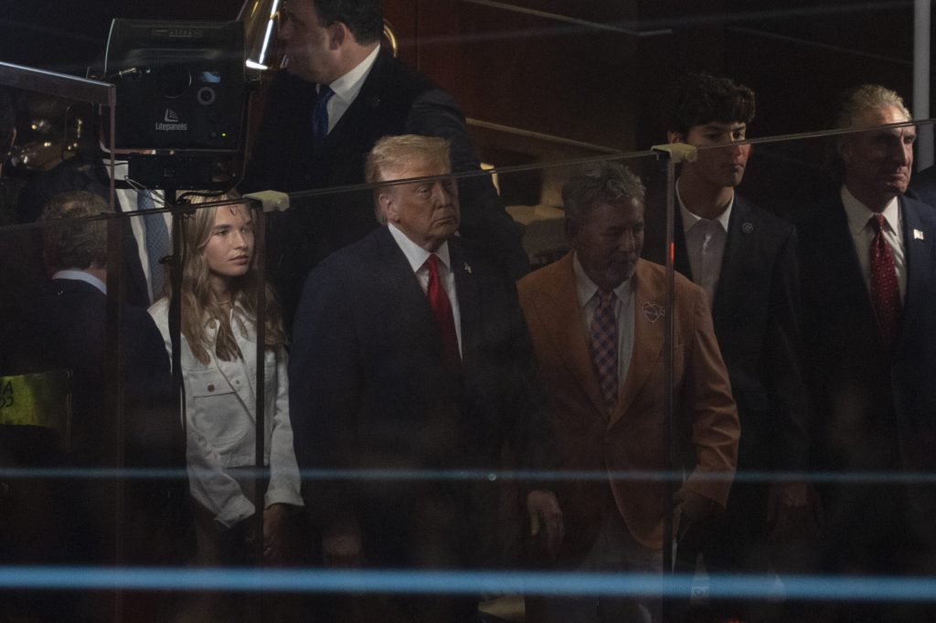 Trump îi laudă pe jucătorii echipei New York Knicks pentru câștigarea titlului NBA: Cele mai mari realizări din istoria baschetului. 2 Trump il lauda pe jucatorii echipei New York Knicks pentru castigarea titlului NBA Cele mai mari realizari din istoria baschetului