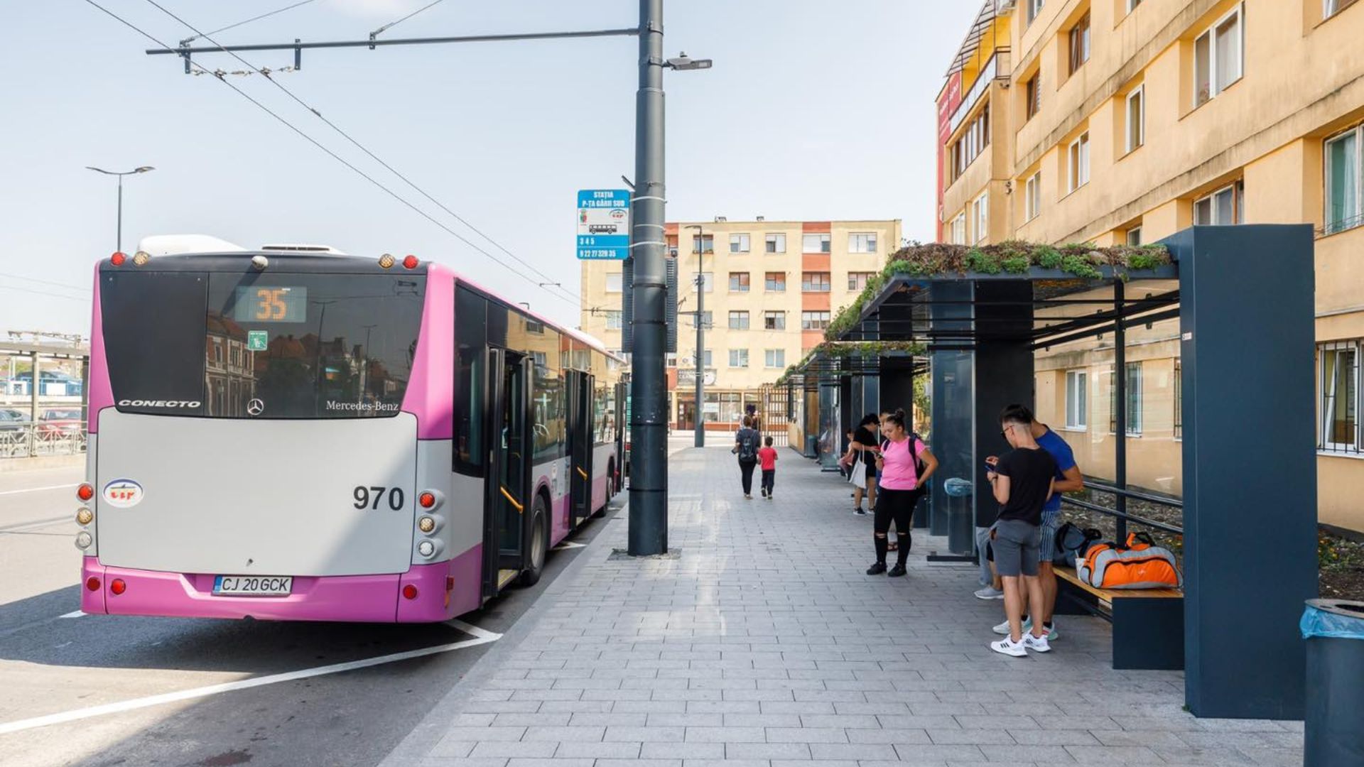 Turiștii neexperimentați din oraș sunt agresati de clujeni în apropierea gării: Biletele de autobuz sunt vândute chiar și cu 10 lei. „Ne fac de rușine!” 2 Turistii neexperimentai din ora sunt agresai de clujeni n apropierea grii Biletele de autobuz sunt vndute chiar i cu 10 lei Ne fac de ruine