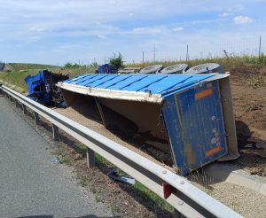 Un autotren incarcat cu nisip s a rasturnat pe A1 intre Arad si Timisoara Un barbat a fost dus la spital