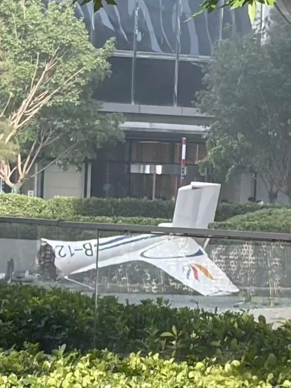 Un avion a lovit cel mai inalt zgarie nori din Beijing iar resturile sau prabusit pe trotuar