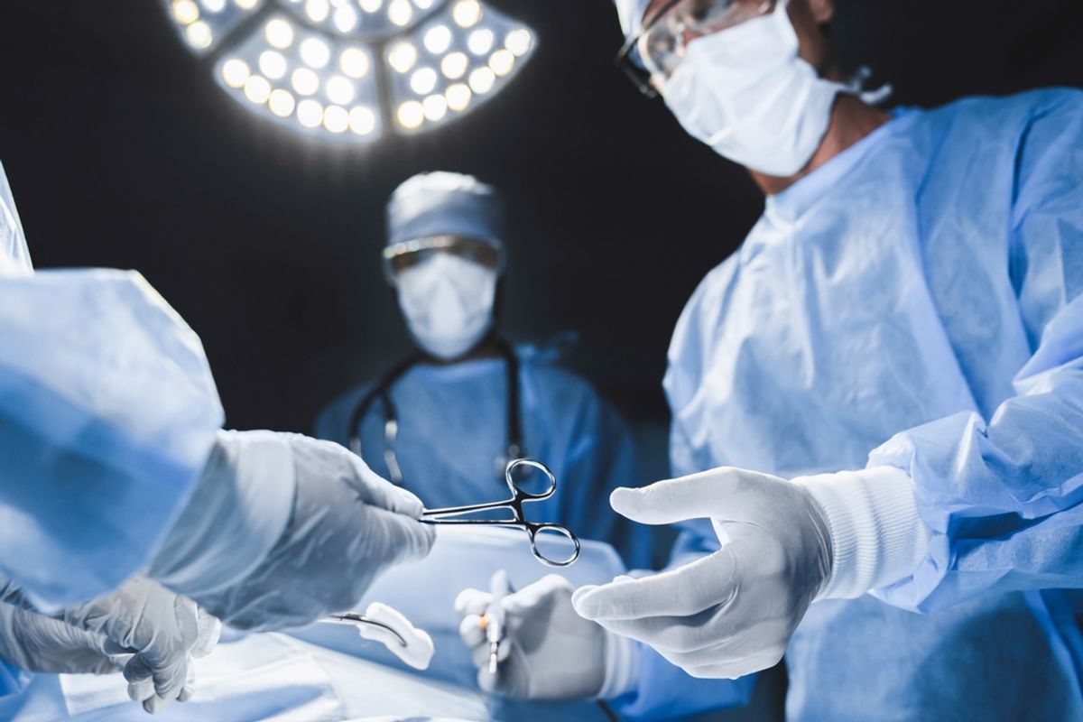 Un barbat care avea nevoie de transplant de rinichi si ficat a primit organele de la un porc modificat genetic Ce s a intamplat dupa 19 ore de la operatie