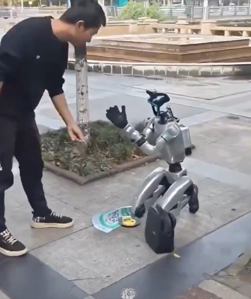 Un robot a cerut in genunchi pe o strada din China explicand ca nu are bani pentru a si incarca bateria