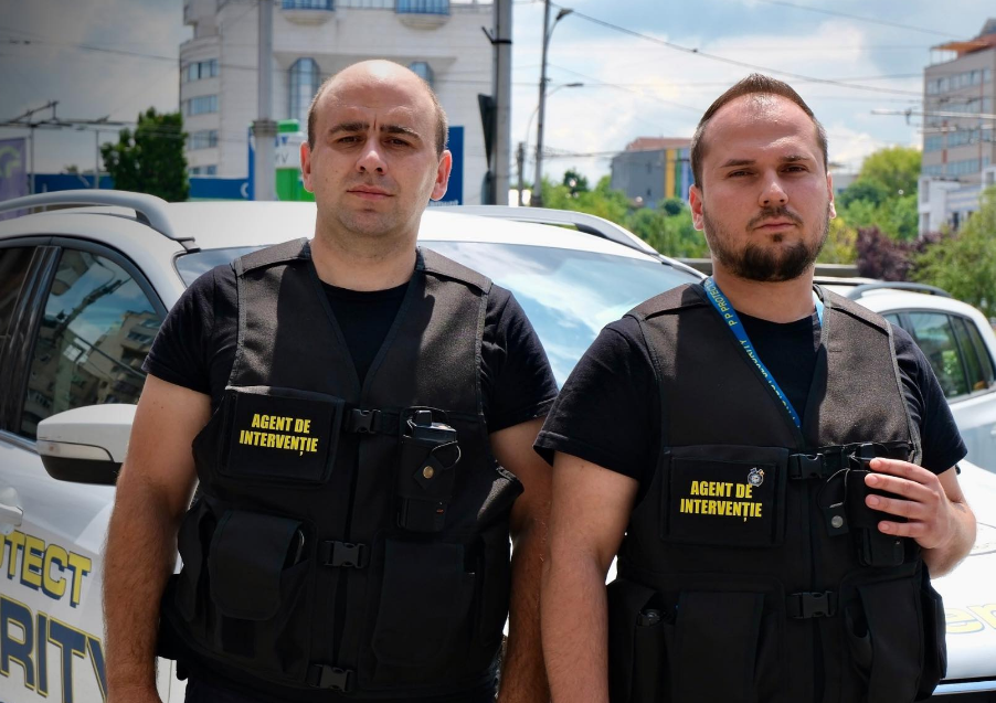 VIDEO: Aceștia sunt cei doi eroi, agenți de securitate, care au intervenit în mai puțin de două minute la amenințarea armată din magazinul din Mărăști, Cluj-Napoca. 2 VIDEO Acestia sunt cei doi eroi agenti de securitate care au intervenit in mai putin de doua minute la amenintarea armata din magazinul din Marasti Cluj Napoca