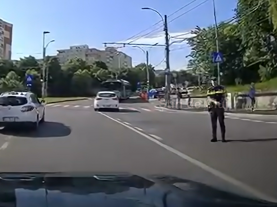 VIDEO Biciclist ranit sub Podul Calvaria din Cluj Traficul a fost deviat iar politia a intervenit la locul incidentului