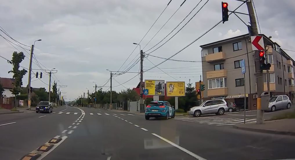 VIDEO Manevra astonishing intr o intersectie din Cluj Napoca Soferul grabit al unei masini de ride sharing aproape de accident