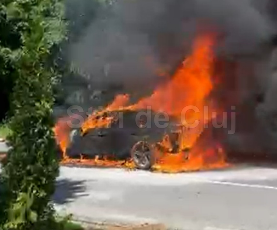 VIDEO Mesaj emotionant al mamei soferitei masinii care a fost cuprinsa de flacari pe drumul Sfantul Ioan din Cluj Un sofer a intrat in foc pentru a i salva bunurile