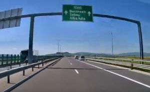 VIDEO Pieton plimbandu se pe autostrada Turda Sebes Se deplaseaza linistit pe marginea benzii de viteza maxima