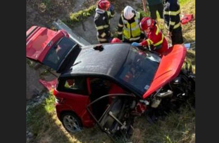 accident la iesirea din judetul cluj o tanara de 17 ani la volanul unei masini b1 a cazut in albia unui parau suferind leziuni la coloana vertabrala