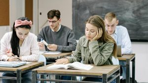 avertismentul alarmant al unui expert studentii isi pierd rapid abilitatea de a citi provocand un colaps al generatiei