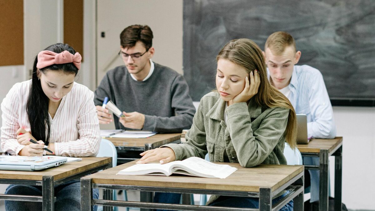 Avertismentul alarmant al unui expert: Studenții își pierd rapid abilitatea de a citi, provocând un colaps al generației. 2 avertismentul alarmant al unui expert studentii isi pierd rapid abilitatea de a citi provocand un colaps al generatiei