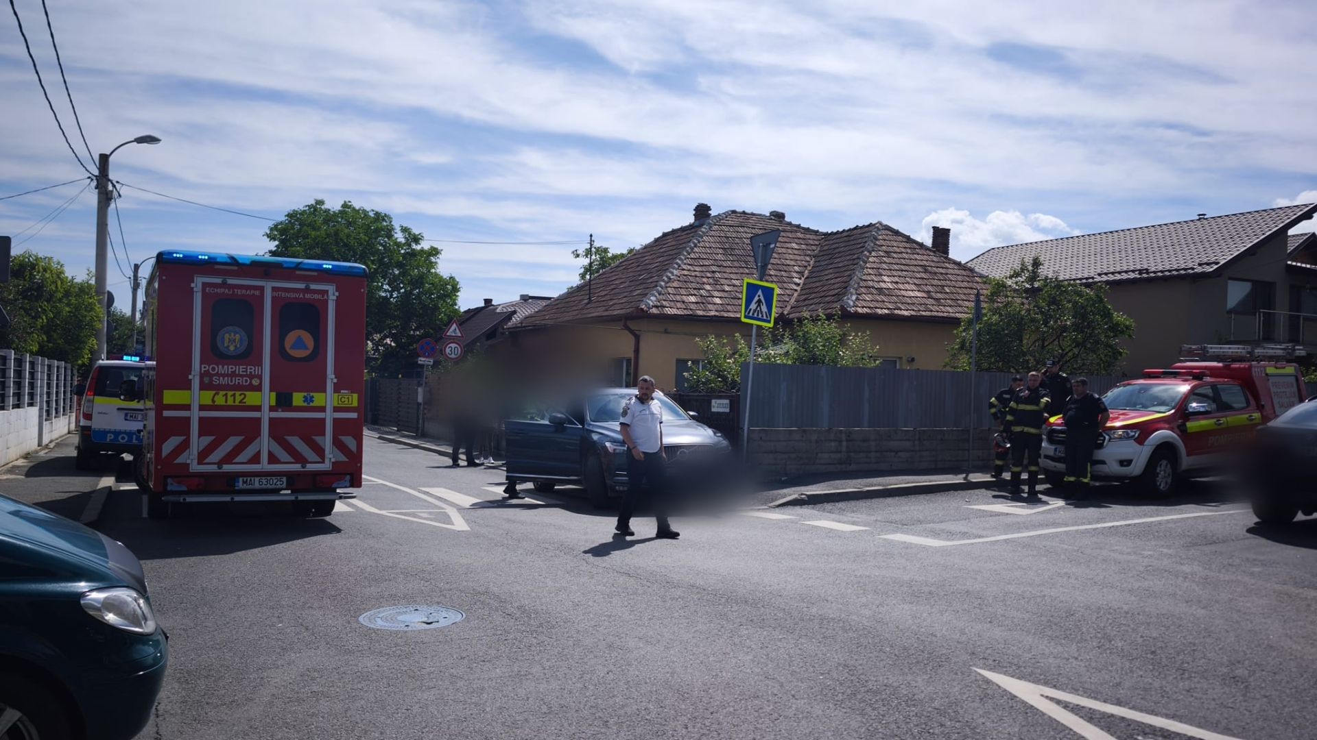 interventie dramatica pe strada jiului din cluj un barbat aflat in stop cardio respirator a fost salvat dupa ce a fost lovit de o masina