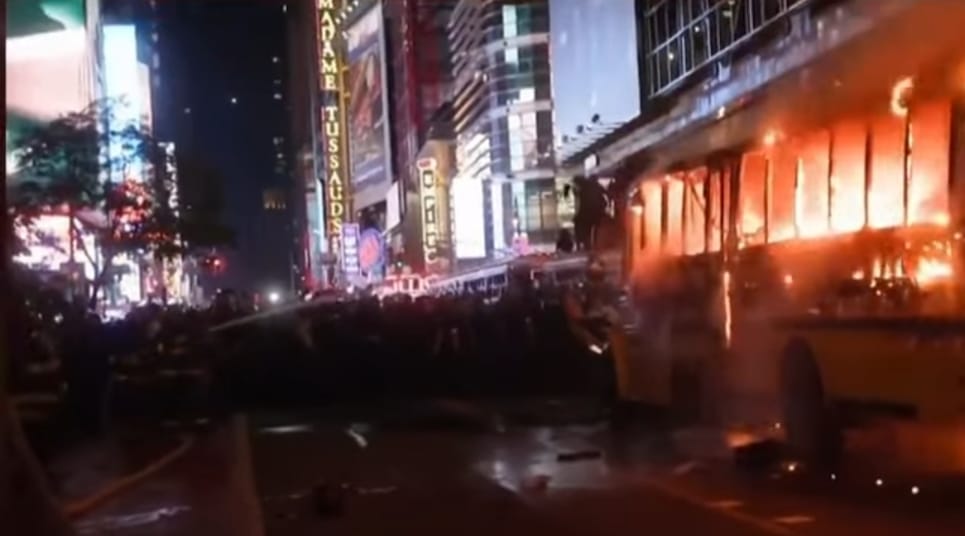 manhattan in flacari dupa victoria echipei knicks un autobuz dedicat cupei mondiale a fost incendiat