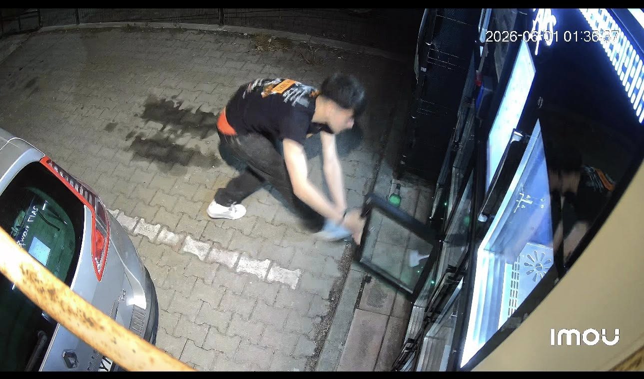 nesimtire fara margini in floresti un buchetomat a fost vandalizat si pradat in miezul noptii