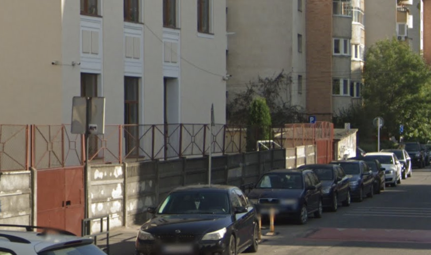trotuarul din fata unei scoli din cluj napoca blocat de soferi iresponsabili elevii sunt nevoiti sa mearga pe drum in fiecare zi