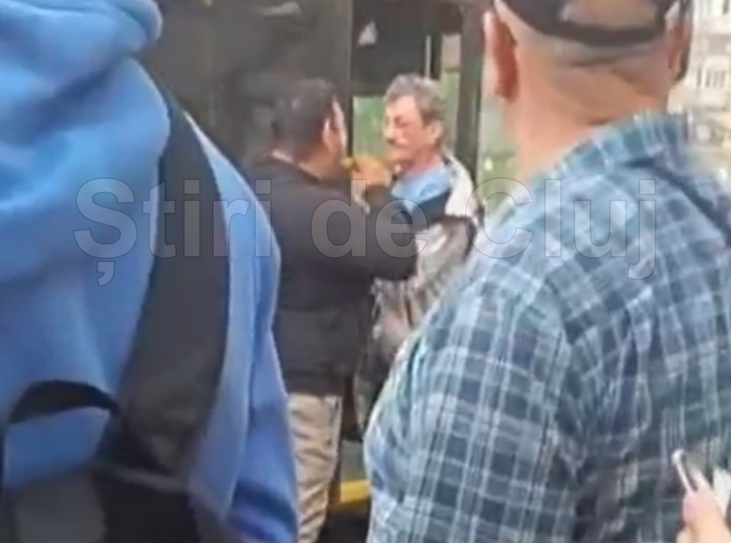 video exclusiv incaierare in statia de autobuz din marasti cluj sub privirile socate ale calatorilor i a dat o lovitura si l a pus la pamant