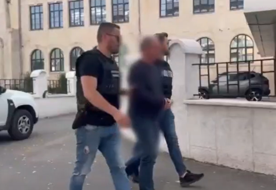 VIDEO. Liderul spiritual al unei secte din Cluj a fost arestat pentru agresiuni și abuzuri asupra unor minore. Intervenția mascaților a fost brutală. 3 video liderul spiritual al unei secte din cluj a fost arestat pentru agresiuni si abuzuri asupra unor minore interventia mascatilor a fost brutala