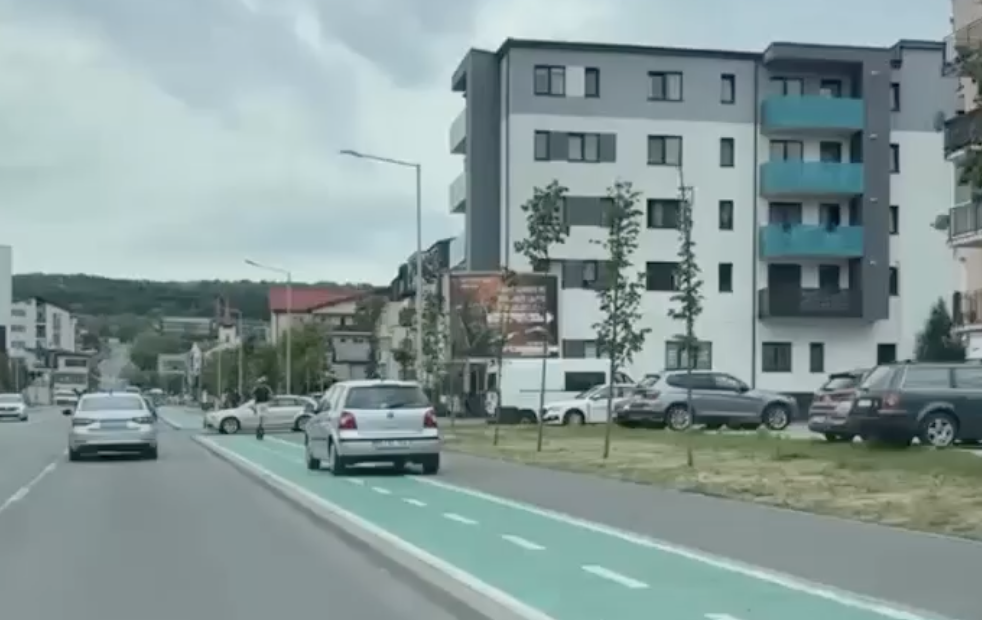 video o soferita a confundat volanul cu ghidonul a folosit pista de biciclete ca banda de circulatie nimanui nu i mai pasa