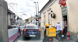video un clujean a fost la un pas sa fie lovit pe trotuar de un scooterist care nu s a asigurat mai avea putin si ii rupea picioarele