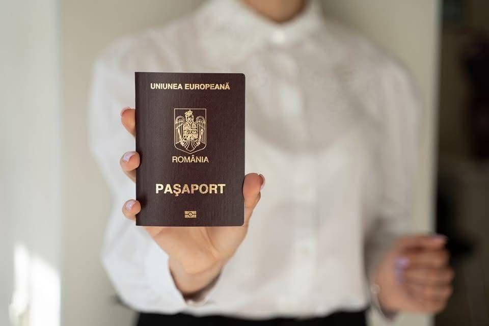 Visezi la o vacanță, dar pașaportul ți-a expirat? Clujenii pot rezolva totul direct de pe telefon, fără a merge la ghișeu. 2 visezi la o vacanta dar pasaportul ti a expirat clujenii pot rezolva totul direct de pe telefon fara a merge la ghiseu