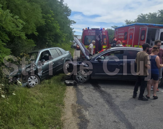 Accident grav la intrarea in Cojocna Cluj Trei persoane ranite Martor Se pare ca sunt scurgeri de ulei si combustibil pe drum FOTO