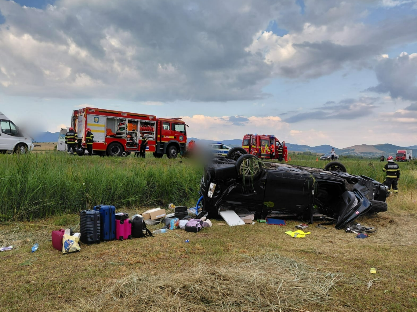 Accident pe Drumul Mortii Cluj Oradea recent Cinci raniti printre care doi copii un barbat a ramas incarcerat iar traficul este total oprit