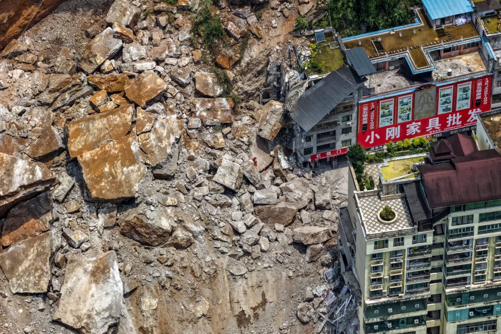 Alunecarea de teren din China 8 morti si 34 de disparuti Salvatorii cauta supravietuitori in conditii de ploaie