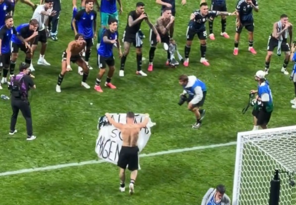 Argentina se confrunta cu posibile sanciuni din partea FIFA dupa un gest realizat imediat dupa victoria impotriva Angliei Mesajul care a starnit controverse