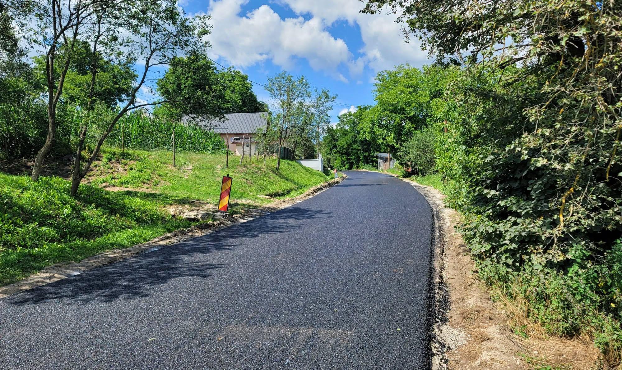 Asfalt nou pe o strada din Cluj Drumul catre satul de piatra a fost modernizat radical de Consiliul Judetean