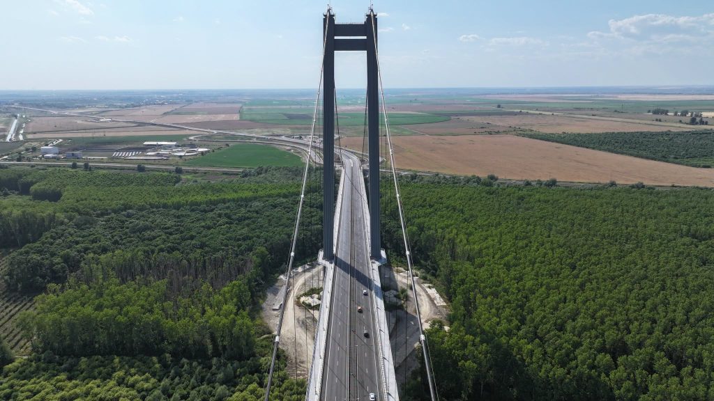 Asfaltare pe Podul Suspendat de peste Dunare in apropierea Brailei