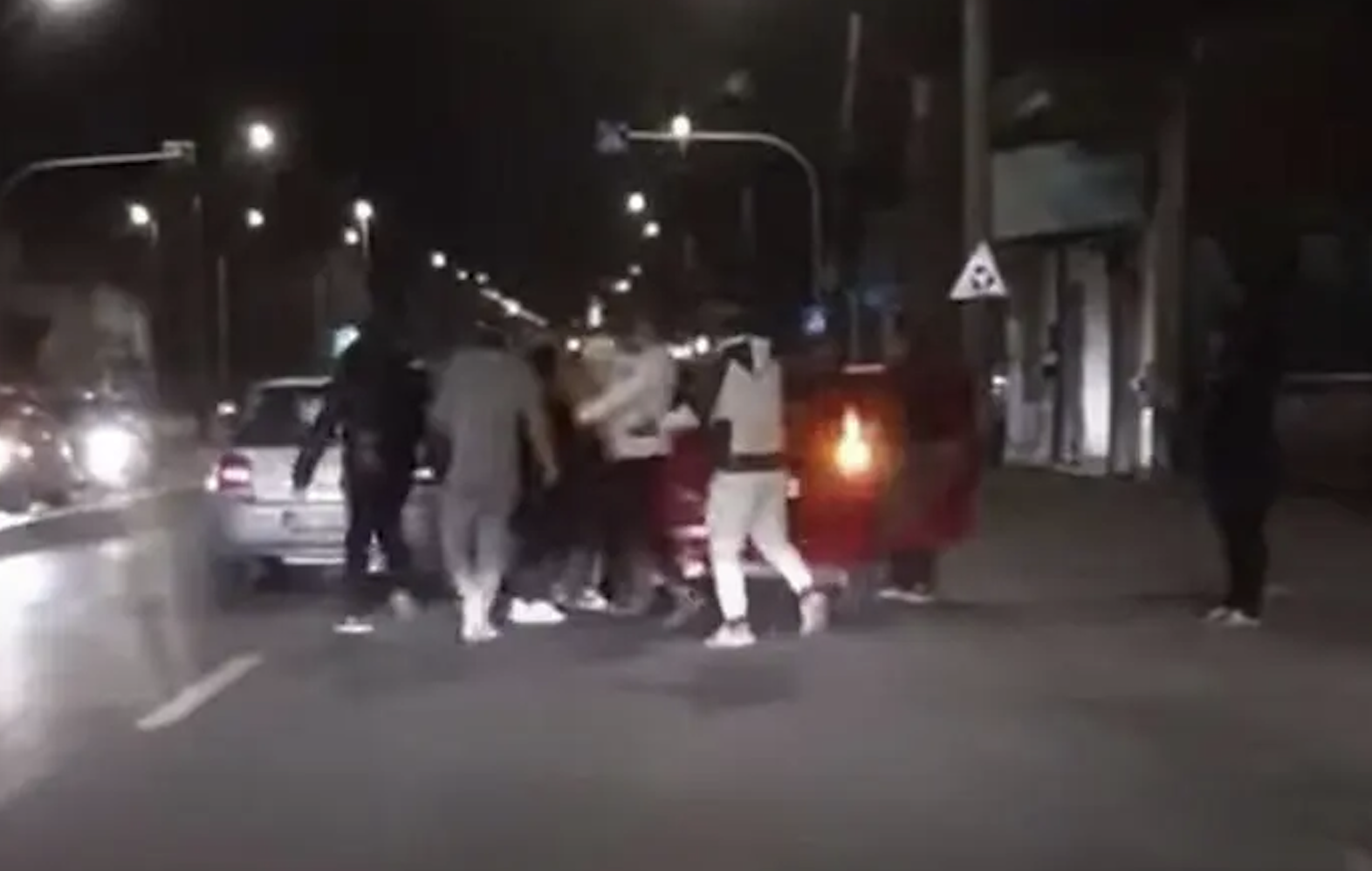 Bataie violenta in Cluj Trei barbati au atacat cu bate trei persoane pe strada printre victime numarandu se si o femeie de 63 de ani