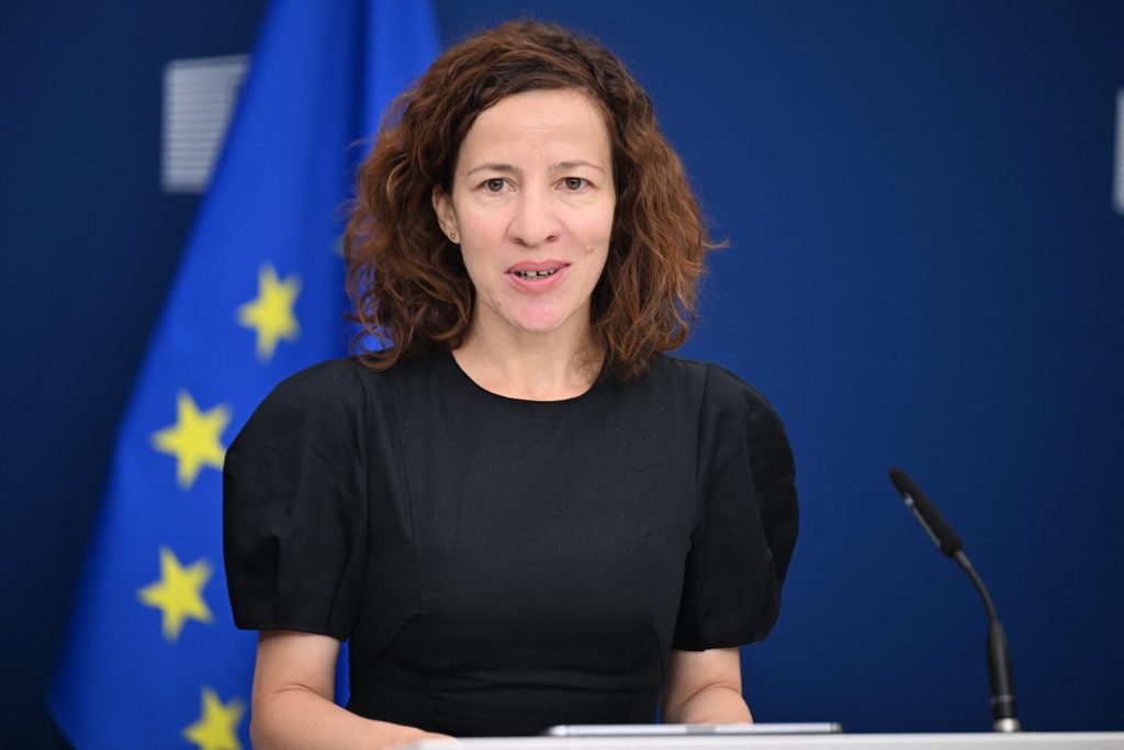 Bruxelles ul aproba noile reglementari privind certificatele de emisii Roxana Minzatu Europa poate sa se decarbonizeze fara a si inchide fabricile Ce beneficii aduce acesta pentru Romania