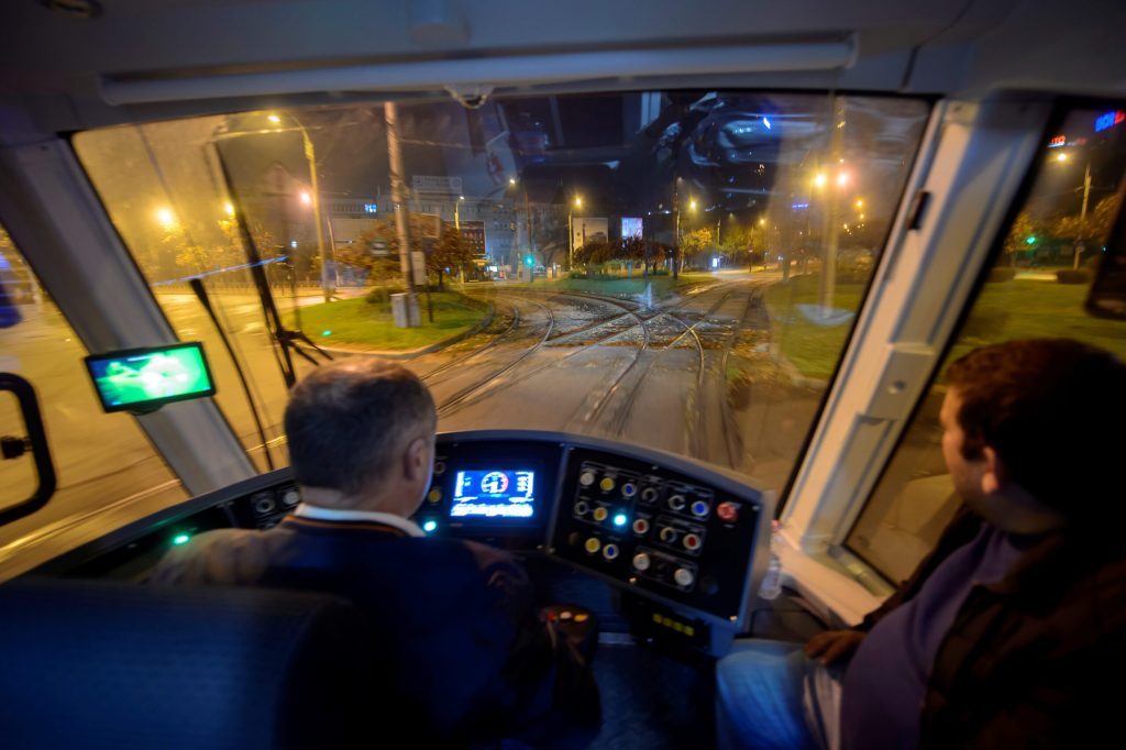 Cat cost de fapt un kilometru parcurs de tramvai in Bucuresti pretul este cu aproape 40 mai mare dect in Cluj iar cltorii acoper doar 17 19 din costurile serviciului