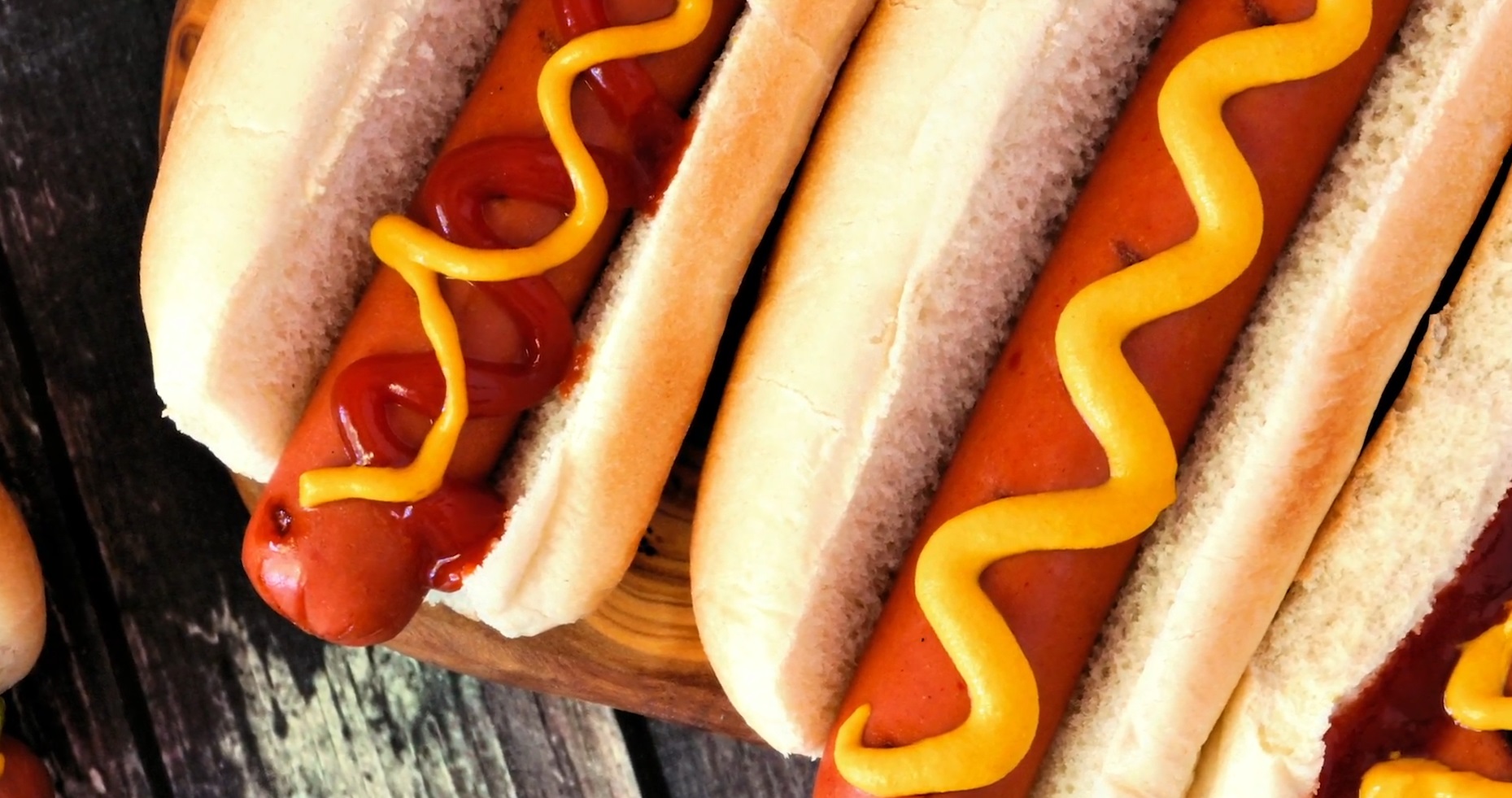 Cum a ajuns hot dog ul la clasa intai Compania aeriana care transforma celebrul fast food intr un preparat de