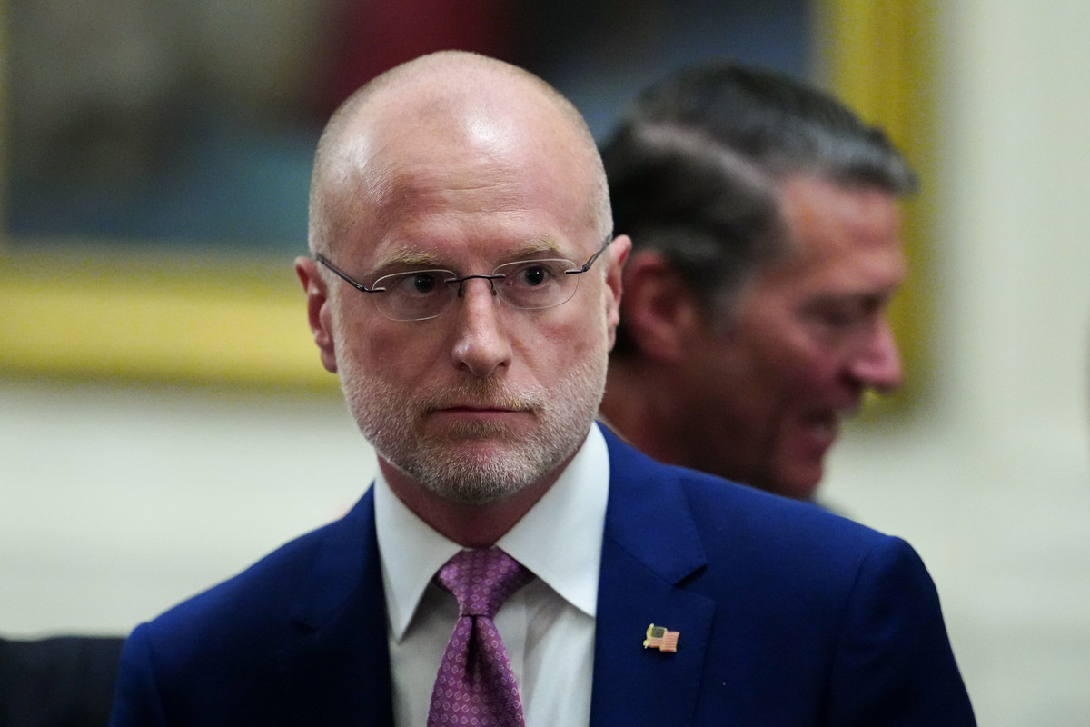 Decret regal pentru cenzurarea stirilor De ce amenintarile lui Trump legatem de licente sunt diferite de data acesta