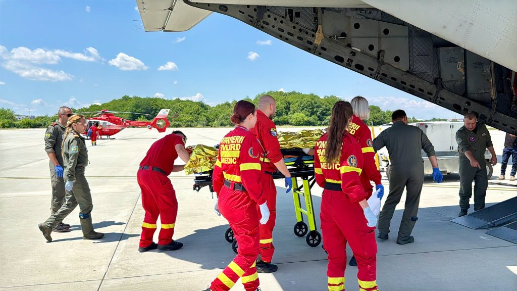 Doi tineri cu arsuri grave au fost transferati de urgenta in Belgia si Germania O misiune medicala complexa efectuata cu o aeronav militara