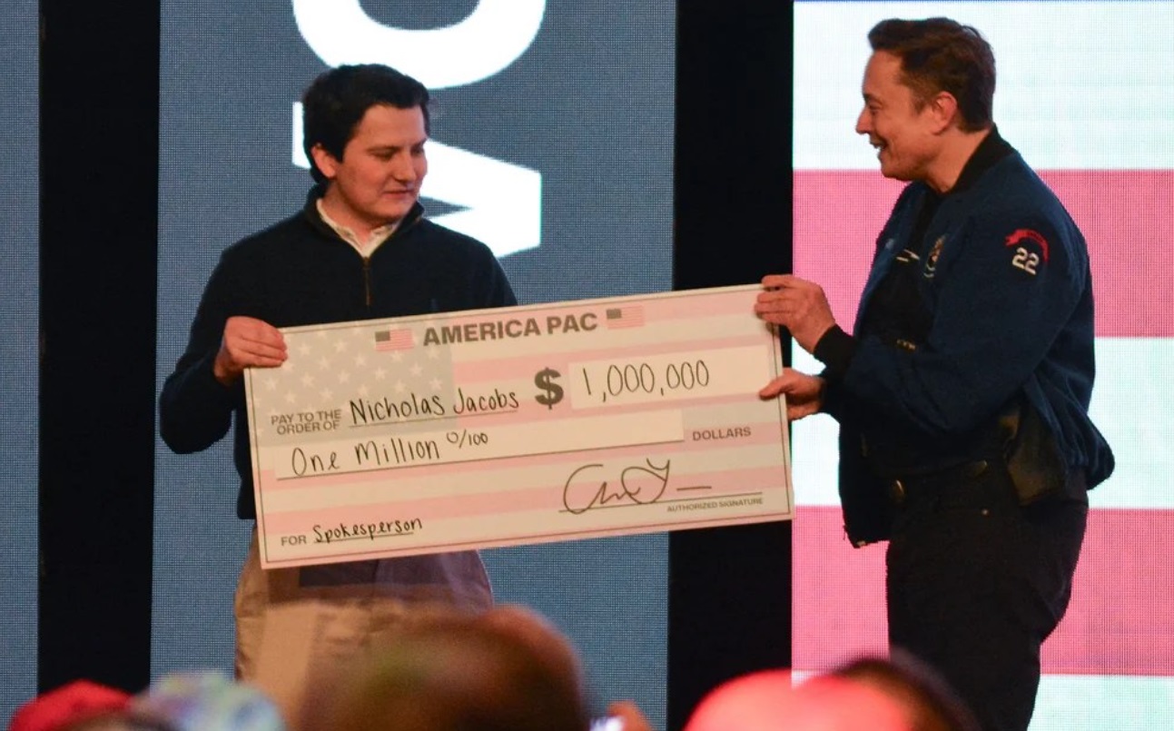 Elon Musk acuzat de incalcarea legii dupa ce a oferit cecuri in valoare de 1 milion de dolari alegatorilor