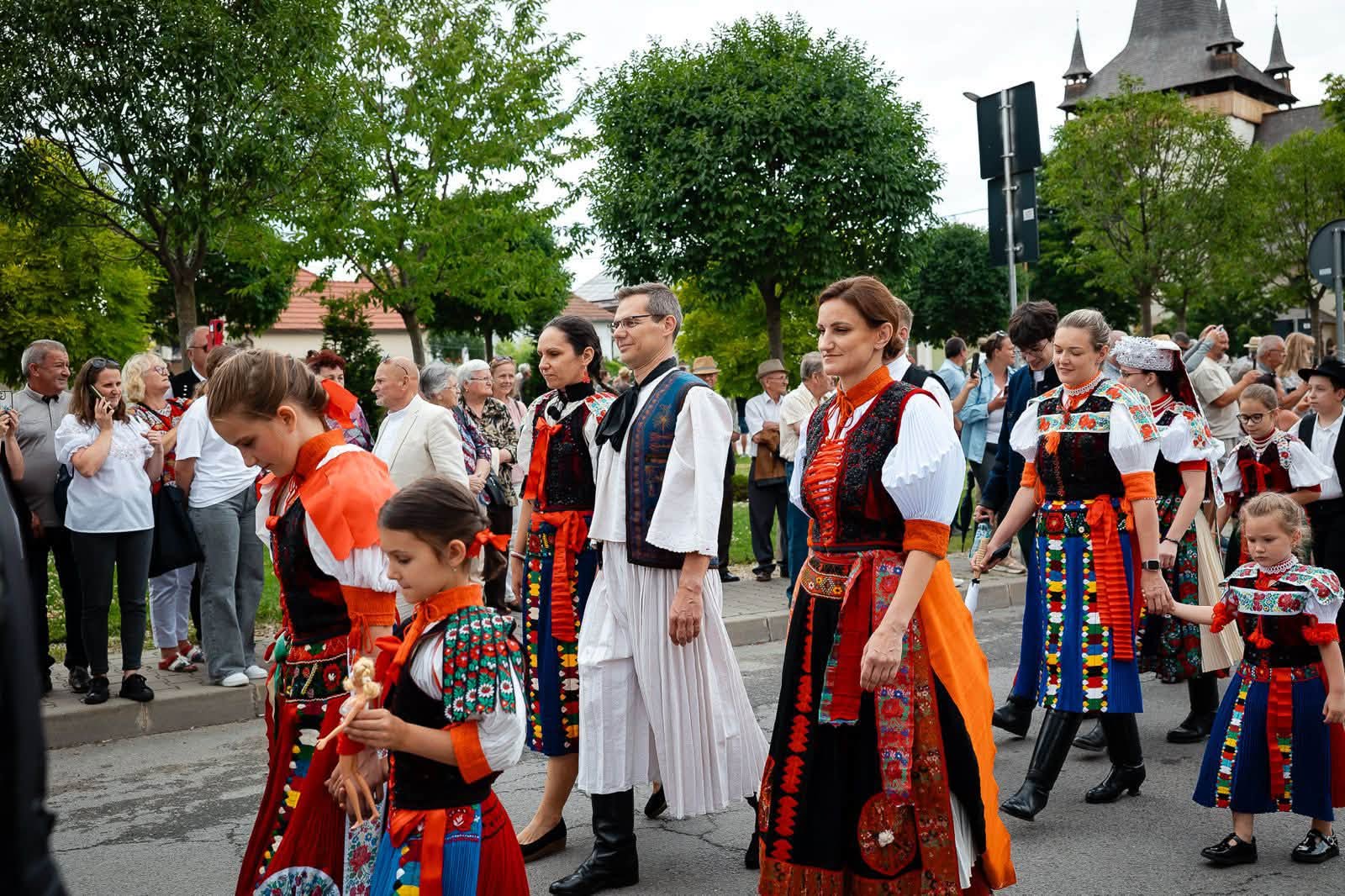 FOTO Parada care a impresionat un oras din Cluj Costume traditionale au transformat orasul intr un adevrat spectacol de culoare