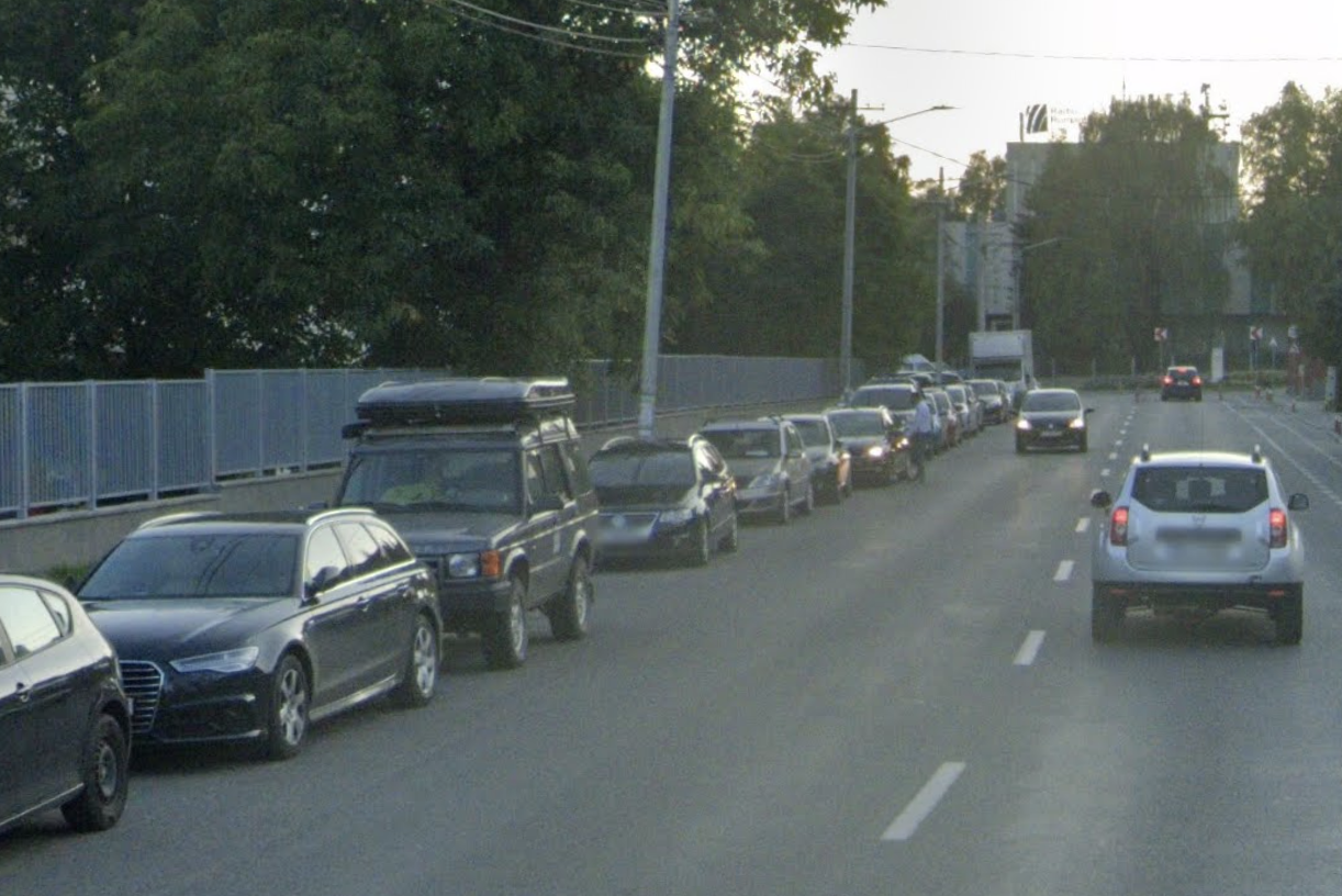 Haos pe o strada din Cluj Biciclistii sunt obligati sa circule pe contrasens din cauza masinilor parcate pe pista de biciclete Trebuie sa intram in trafic