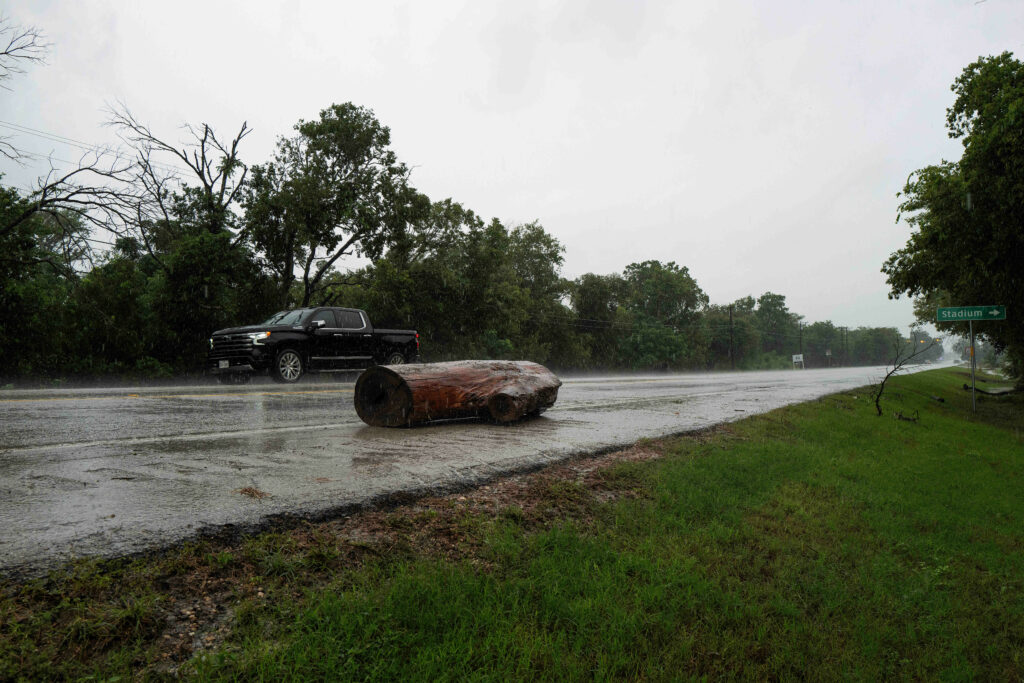 Inundatiile devastatoare lovesc din nou Texasul Cel puin doi morti si peste 230 de persoane salvate
