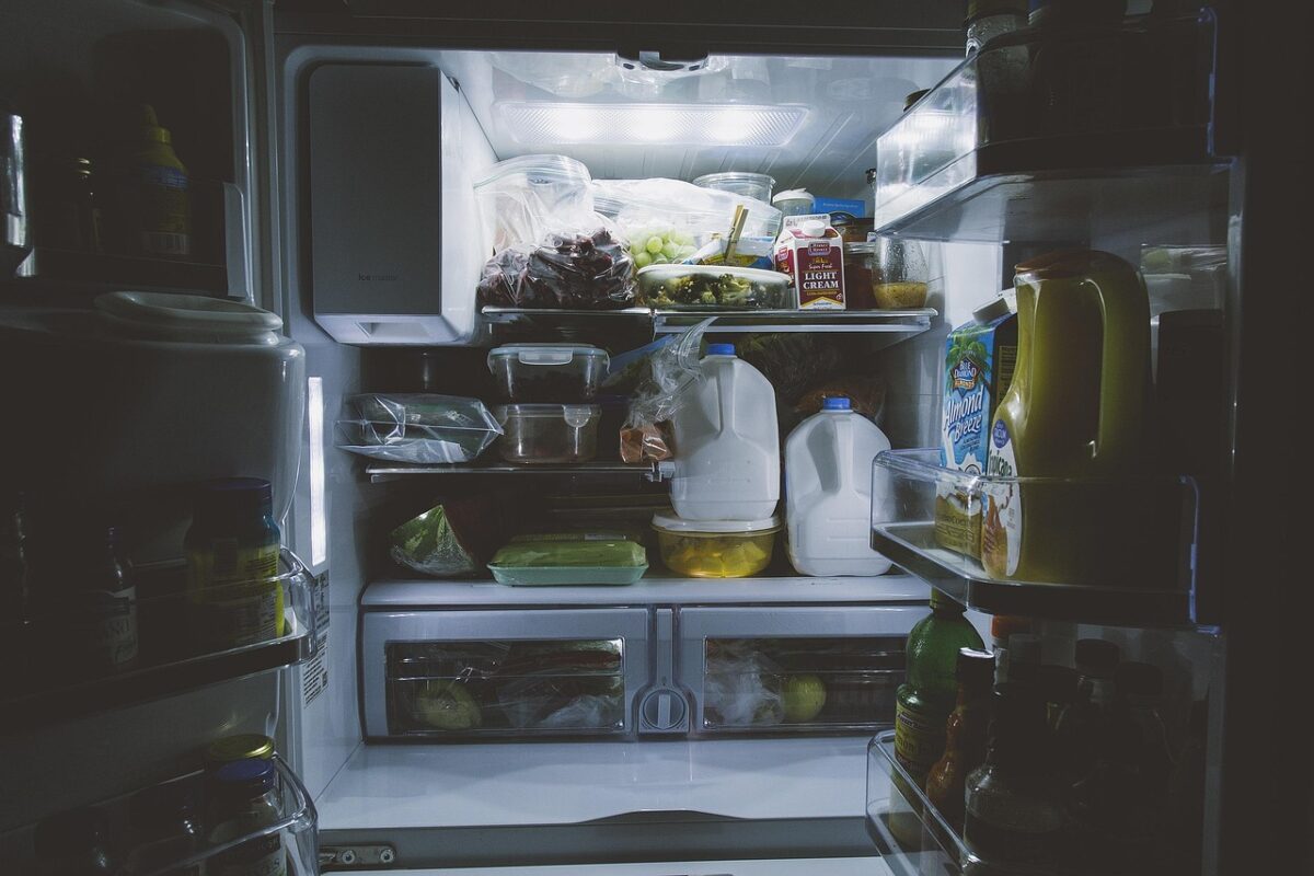 Locatia din frigider care pare sigura dar unde alimentele se deteriorizeaza mai repede Ce sa nu pastrezi pe usa