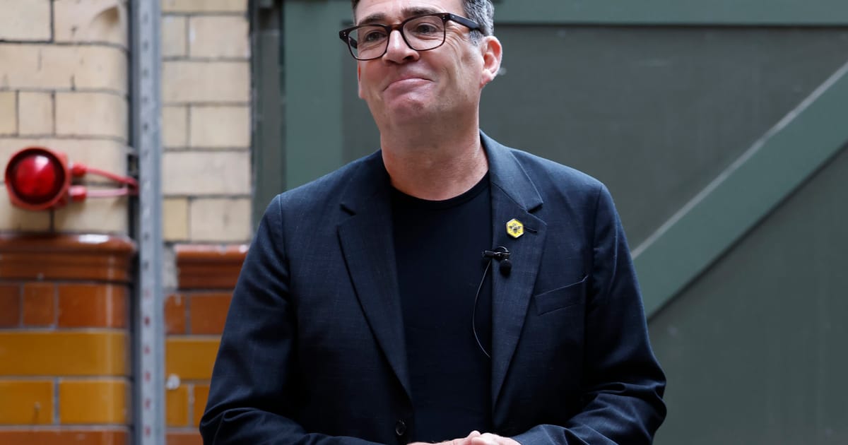 Marca lui Andy Burnham care promoveaza tricouri va fi supusa unei incercari