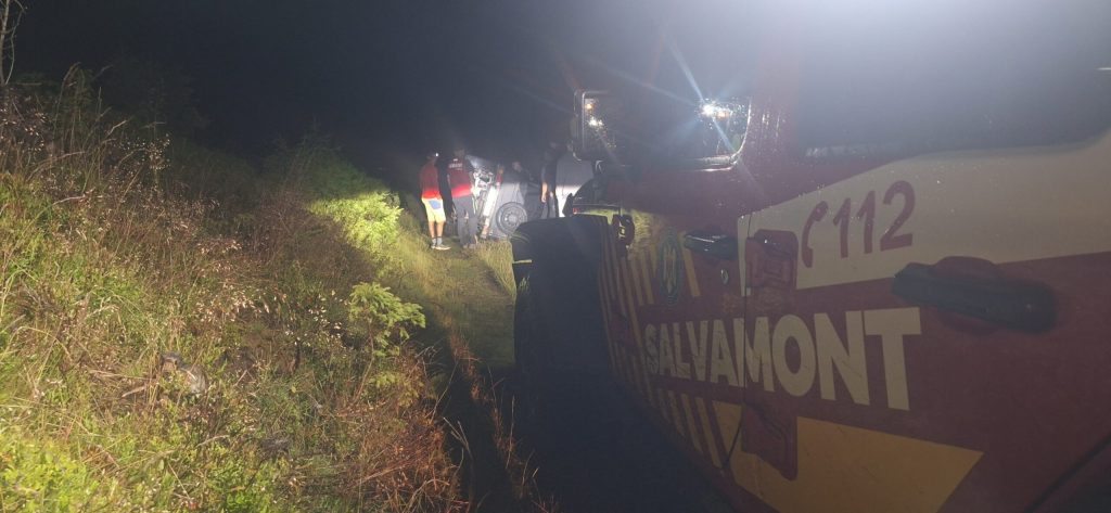 Masina rasturnata pe un drum forestier din Sibiu Doua persoane au fost implicate