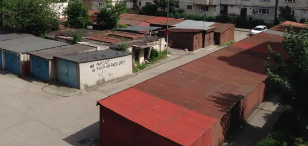 Mizerie si nemultumiri pe o strada din Cluj Napoca Locuitorii din Cluj se queaza ca un garaj a devenit camin pentru mai multe persoane