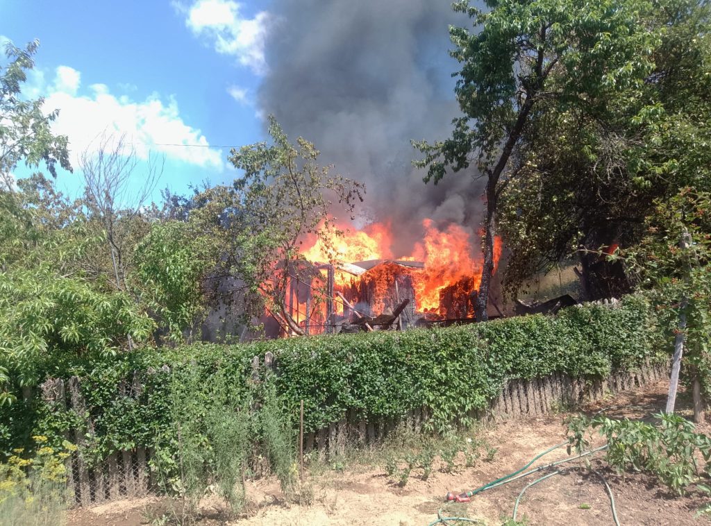 O cabana din lemn a fost complet distrusa de un incendiu in hunedoara pompierii au strabatut un kilometru pe jos pentru a stinge focul
